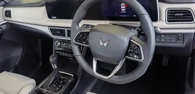 buy-mahindra-vehicles-xuv-700-interior